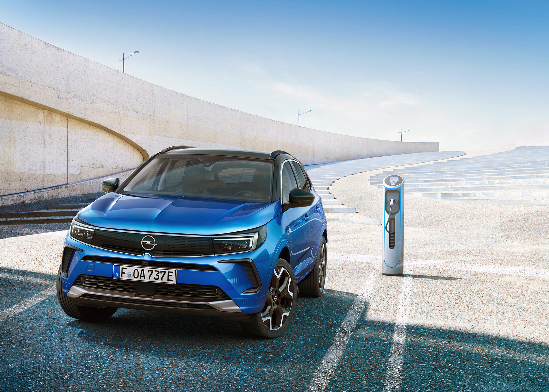 Nowy Opel Grandland - efektywne zespoły napędowe z hybrydą plug-in